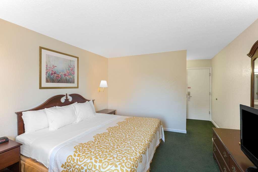 Econo Lodge Cherry Point Havelock Room photo